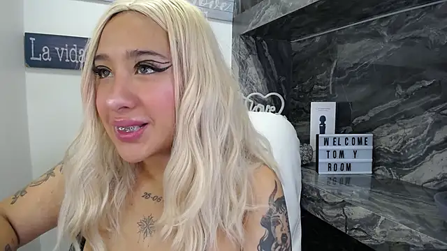 Snapshot of miss_danika chatting on October 6, 11:11 am miss danika online show from October 6, 11:11 am
