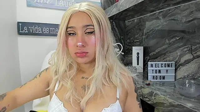 Snapshot of miss_danika chatting on October 8, 11:01 am miss danika online show from October 8, 11:01 am