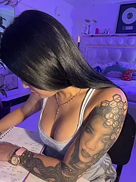 lucianaroy online show from April 2, 11:11 pm