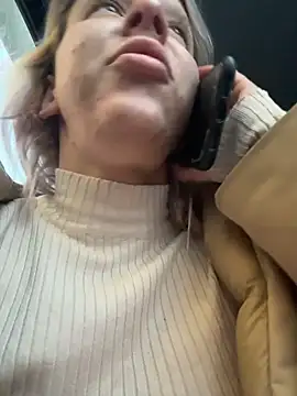 Snapshot of LikaCat chatting on November 26, 2:44 am LikaCat online show from November 26, 2:44 am