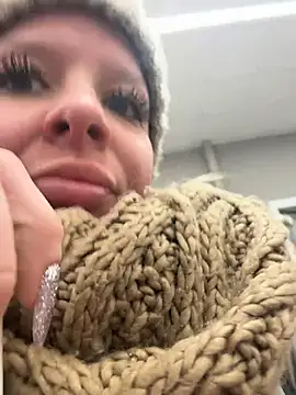 Snapshot of LikaCat chatting on December 2, 2:12 am LikaCat online show from December 2, 2:12 am