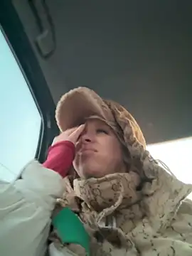 Snapshot of LikaCat chatting on October 25, 1:16 am LikaCat online show from October 25, 1:16 am