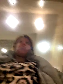 Snapshot of LikaCat chatting on November 18, 3:43 am LikaCat online show from November 18, 3:43 am