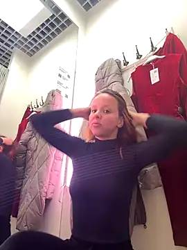 Snapshot of LikaCat chatting on November 17, 3:54 am LikaCat online show from November 17, 3:54 am