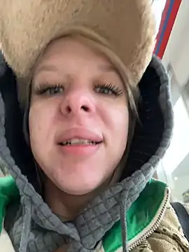 Snapshot of LikaCat chatting on October 23, 5:06 am LikaCat online show from October 23, 5:06 am