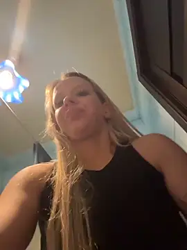 Snapshot of LikaCat chatting on December 15, 3:34 am LikaCat online show from December 15, 3:34 am