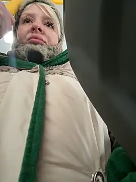 Snapshot of LikaCat chatting on November 6, 2:15 am LikaCat online show from November 6, 2:15 am