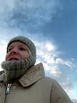 Snapshot of LikaCat chatting on November 16, 2:27 am LikaCat online show from November 16, 2:27 am