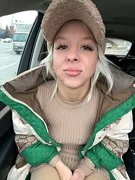 Snapshot of LikaCat chatting on October 27, 2:01 am LikaCat online show from October 27, 2:01 am