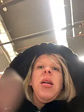 Snapshot of LikaCat chatting on October 22, 3:50 am LikaCat online show from October 22, 3:50 am