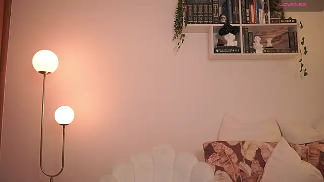 Snapshot of EmilyxRose_- chatting on February 9, 9:49 pm EmilyxRose - online show from February 9, 9:49 pm