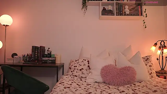 Snapshot of EmilyxRose_- chatting on March 19, 6:01 pm EmilyxRose - online show from March 19, 6:01 pm