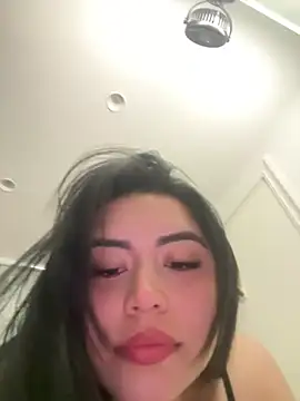 Snapshot of EmilyxRose_- chatting on June 14, 5:03 pm EmilyxRose - online show from June 14, 5:03 pm