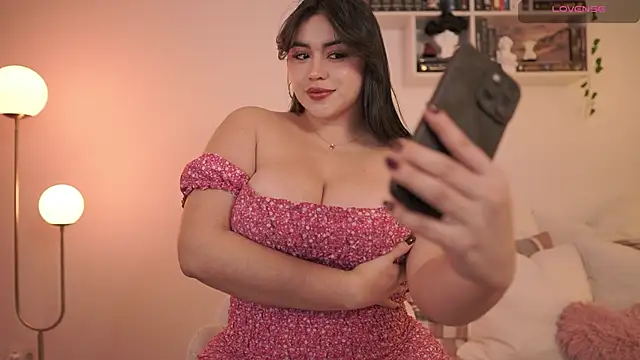 Snapshot of EmilyxRose_- chatting on January 20, 6:32 pm EmilyxRose - online show from January 20, 6:32 pm