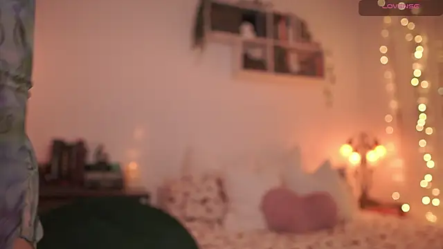 Snapshot of EmilyxRose_- chatting on March 20, 12:08 am EmilyxRose - online show from March 20, 12:08 am