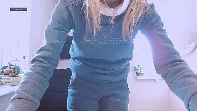 Snapshot of RosaJil chatting on February 9, 9:18 am RosaJil online show from February 9, 9:18 am