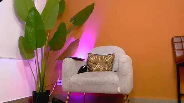 Snapshot of Sara_ow chatting on June 20, 7:19 pm Sara ow online show from June 20, 7:19 pm