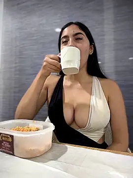 MarianaBenz online show from April 27, 1:36 am