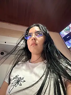 MarianaBenz online show from October 26, 9:15 pm