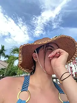 Snapshot of MarianaBenz chatting on February 8, 8:50 pm MarianaBenz online show from February 8, 8:50 pm