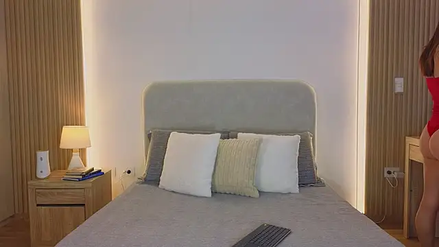 KristennBlue online show from April 5, 5:30 pm