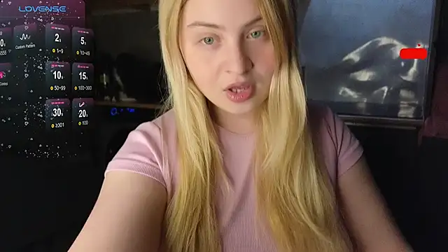 Snapshot of shy_blondiee chatting on April 30, 9:30 pm shy blondiee online show from April 30, 9:30 pm