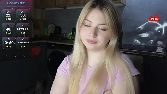 Snapshot of shy_blondiee chatting on June 3, 10:36 pm shy blondiee online show from June 3, 10:36 pm
