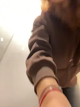 QuitieLia online show from February 15, 1:21 pm