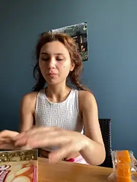 QuitieLia online show from May 29, 7:25 am