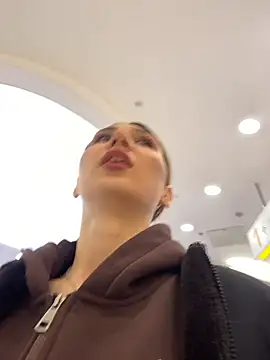 QuitieLia online show from February 25, 7:52 am