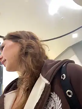 QuitieLia online show from March 18, 1:24 pm