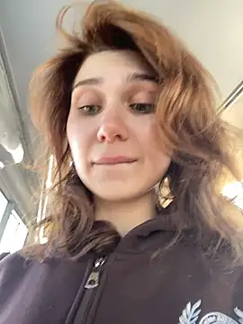 QuitieLia online show from March 14, 1:06 pm