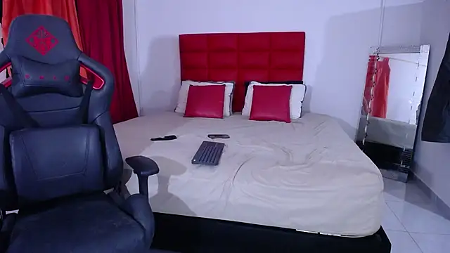 LyonGallego  online show from February 5, 10:11 am