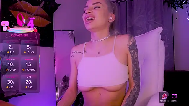 Snapshot of LusciousAlice chatting on May 4, 9:06 pm LusciousAlice online show from May 4, 9:06 pm