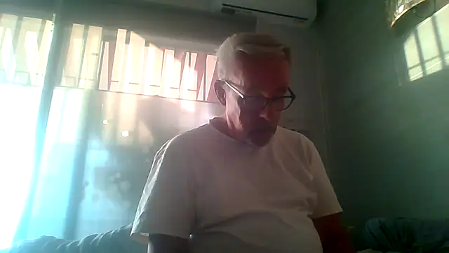 Snapshot of tuggy59 chatting on November 1, 7:13 am tuggy59 online show from November 1, 7:13 am