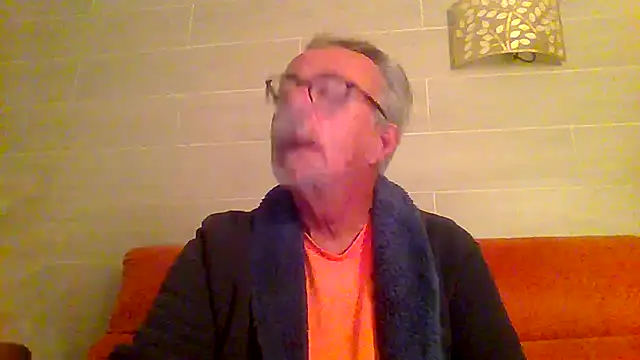 Snapshot of tuggy59 chatting on December 2, 5:20 am tuggy59 online show from December 2, 5:20 am