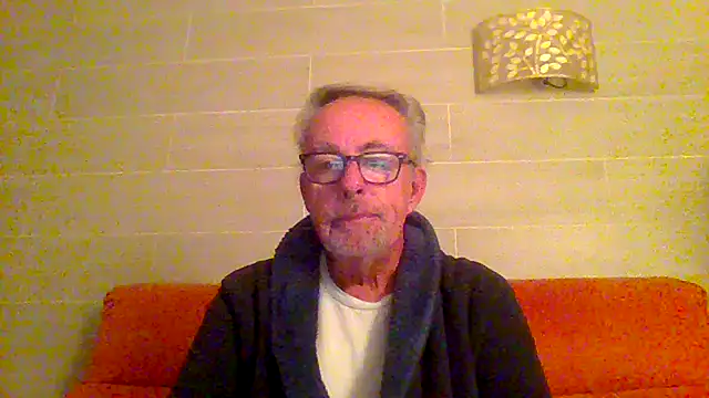 Snapshot of tuggy59 chatting on December 23, 6:34 am tuggy59 online show from December 23, 6:34 am