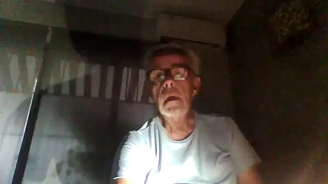 Snapshot of tuggy59 chatting on November 16, 6:40 am tuggy59 online show from November 16, 6:40 am