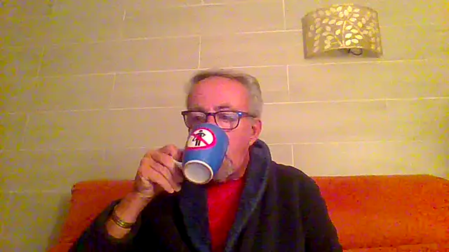 Snapshot of tuggy59 chatting on December 17, 5:45 am tuggy59 online show from December 17, 5:45 am