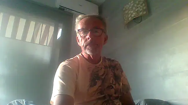 Snapshot of tuggy59 chatting on November 3, 7:02 am tuggy59 online show from November 3, 7:02 am