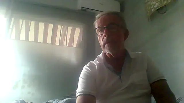 Snapshot of tuggy59 chatting on November 5, 7:44 am tuggy59 online show from November 5, 7:44 am