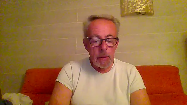 Snapshot of tuggy59 chatting on December 19, 5:54 am tuggy59 online show from December 19, 5:54 am