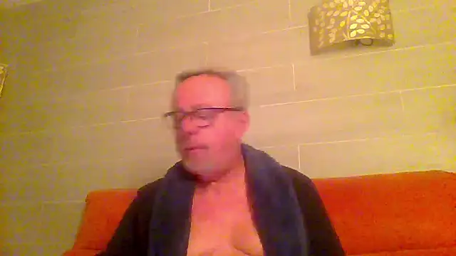 Snapshot of tuggy59 chatting on February 24, 5:19 am tuggy59 online show from February 24, 5:19 am