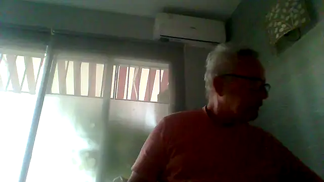 Snapshot of tuggy59 chatting on November 18, 7:11 am tuggy59 online show from November 18, 7:11 am