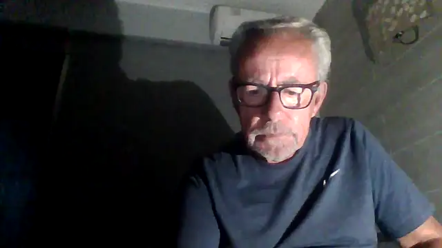 Snapshot of tuggy59 chatting on November 26, 6:24 am tuggy59 online show from November 26, 6:24 am