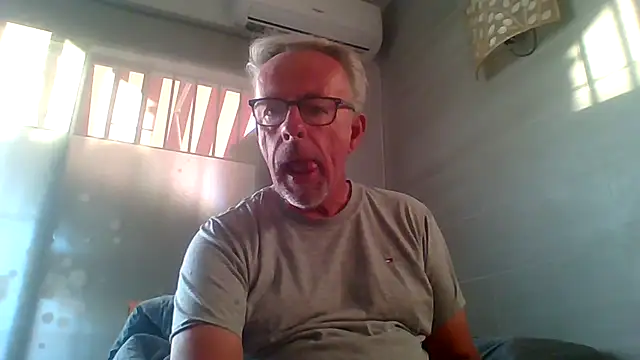 Snapshot of tuggy59 chatting on November 11, 7:25 am tuggy59 online show from November 11, 7:25 am