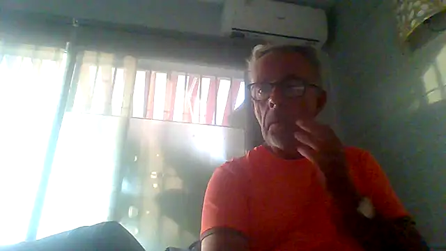 Snapshot of tuggy59 chatting on October 29, 7:18 am tuggy59 online show from October 29, 7:18 am