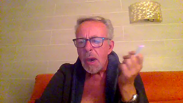 Snapshot of tuggy59 chatting on December 1, 5:52 am tuggy59 online show from December 1, 5:52 am