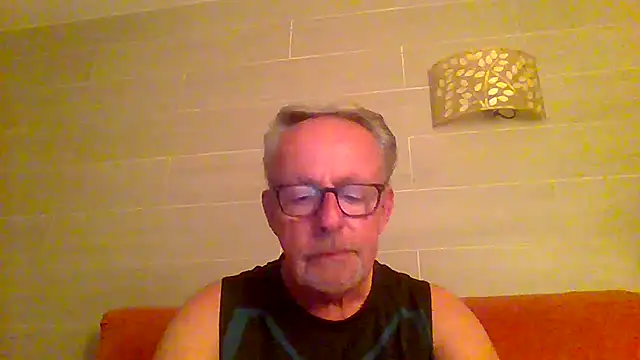 Snapshot of tuggy59 chatting on June 15, 4:34 am tuggy59 online show from June 15, 4:34 am