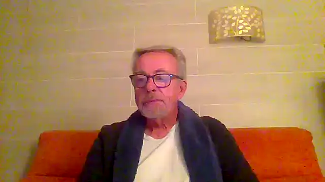 Snapshot of tuggy59 chatting on December 22, 6:02 am tuggy59 online show from December 22, 6:02 am